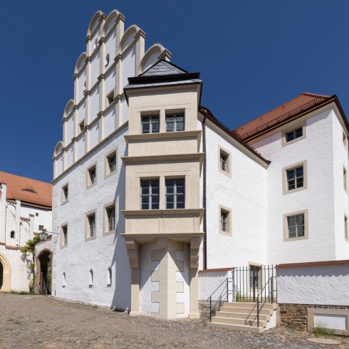 Das sanierte Schleinitzhaus mit Erker und Rundbogen-Giebel